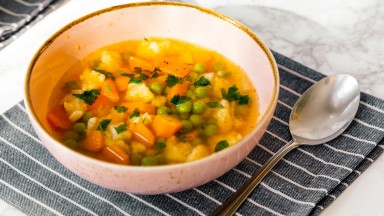 Лека зеленчукова супа с ориз и пресни подправки