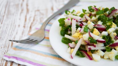 Салата с репички, яйца и пресен лук