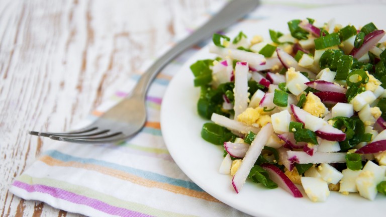 Салата с репички, яйца и пресен лук