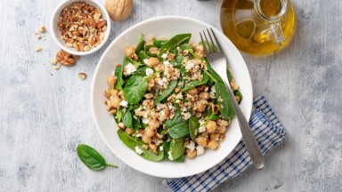 Салата с печен булгур, спанак и козе сирене