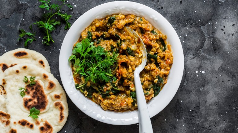 Червена леща със спанак, кокосово мляко и къри