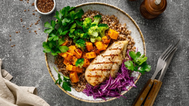 Пилешко филе с гарнитура от гречка и печени зеленчуци