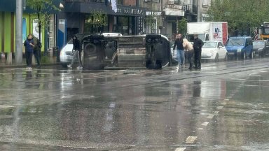 Линейка се обърна на ключово столично кръстовище (снимки/видео)