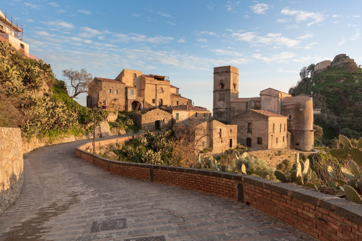 Маршрутът от църквата към централния площад, където посетителите се снимат, пресъздавайки кадри от сватбената сцена между Майкъл Корлеоне и Аполония Вители