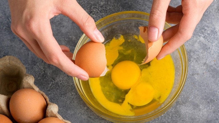 Знаете ли защо е толкова лесно да извадите натрошена черупка от яйце отново с черупка