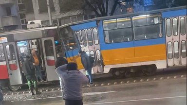 Нов сблъсък между два трамвая в София