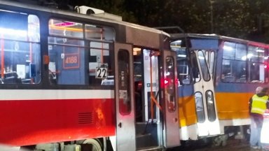 Пътник пострада при сблъсък между два трамвая в София