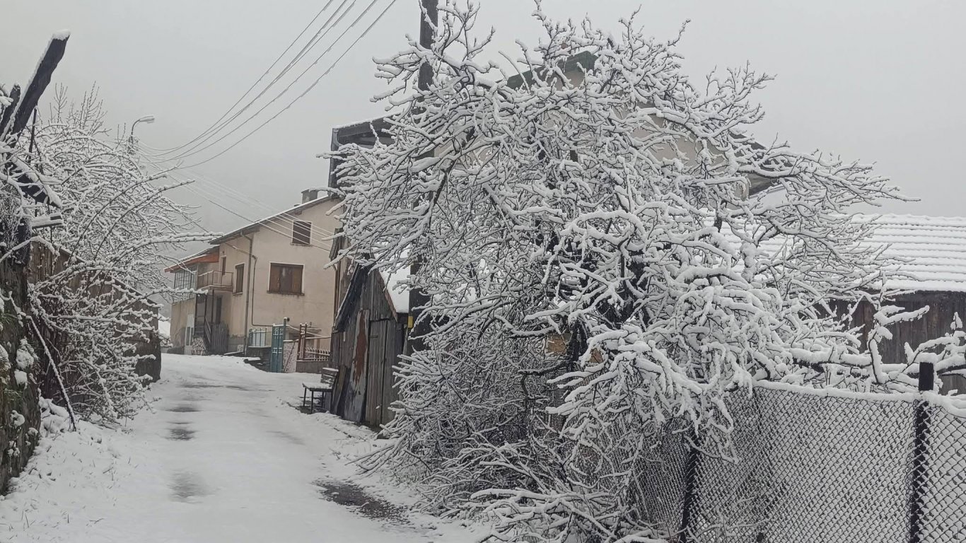 Зимни условия в българските планини през април