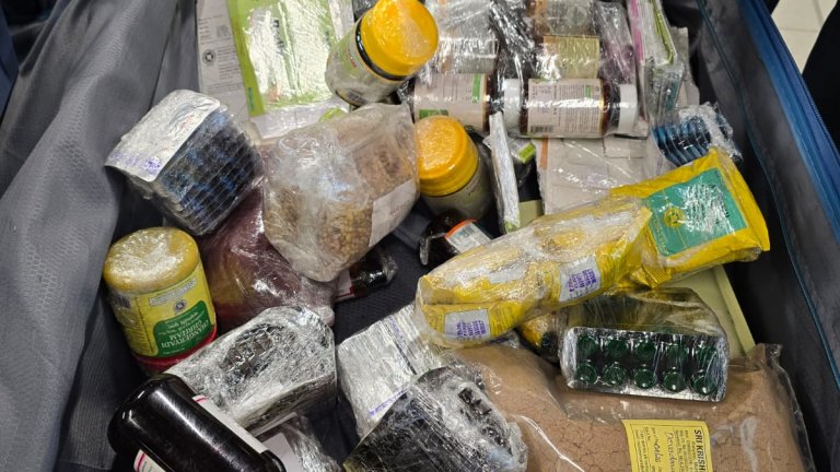 Откриха огромно количество лекарства в багажа на индийци на летището в София (снимки)