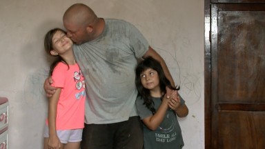 "Бригада Нов дом" сбъдва мечтите на един баща и двете му момичета в пазарджишкото село Лозен