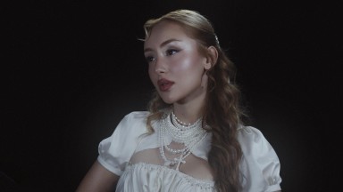 Дара Екимова с козмическо видео на "Броя звезди“