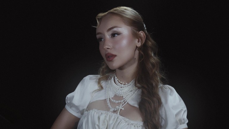 Дара Екимова с козмическо видео на "Броя звезди“