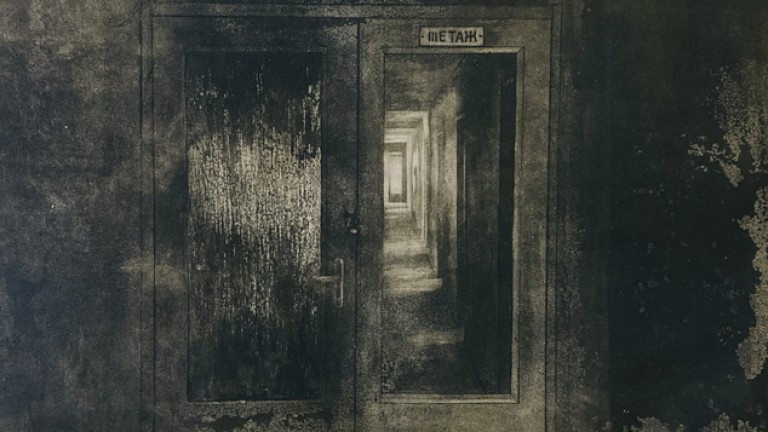 Графика и медална пластика изследват пътя на един артист през вратите и прозорците на живота