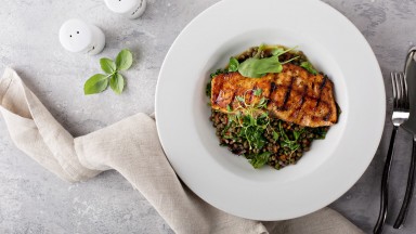 Риба върху канапе от топла леща с лимон и магданоз