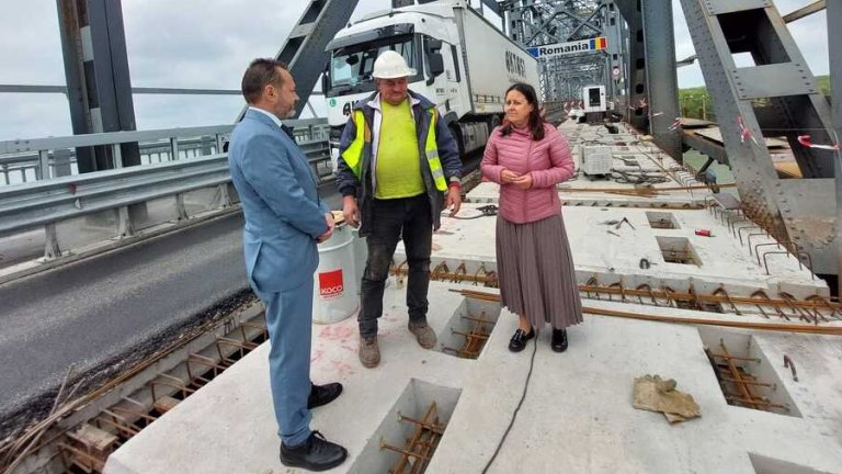 Министър Найденов провери напредъка в основния ремонт на "Дунав мост" при Русе (снимки)