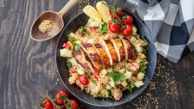 Пилешко с кускус, сушени домати и маслини