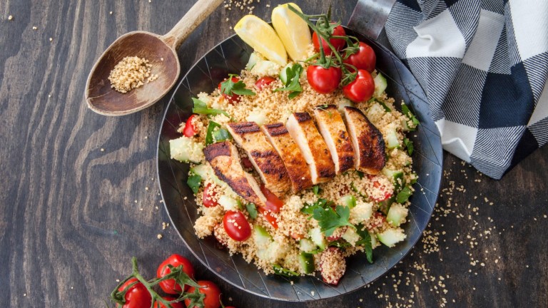 Пилешко с кускус, сушени домати и маслини