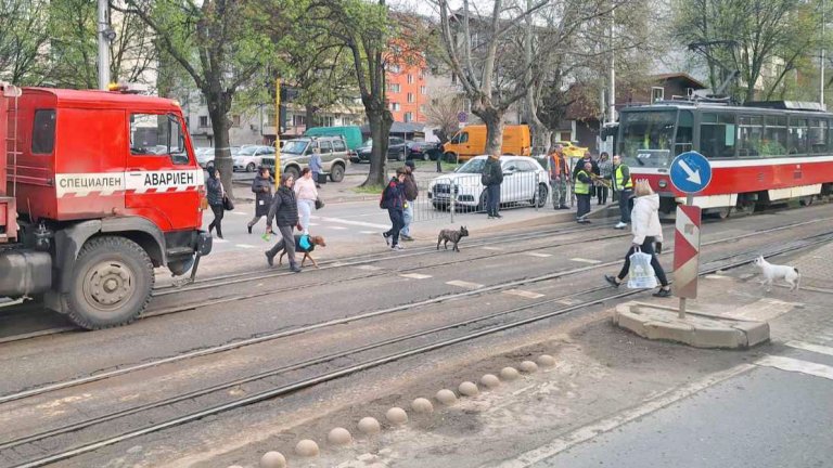 За по-малко от 24 часа: Втори сблъсък на трамваи на същото място в София (снимки)