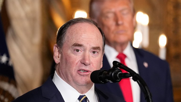 Министърът на военноморските сили на САЩ напуска незабавно поста си