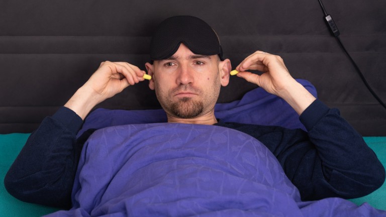 Експерти: Избягвайте да спите с тапи за уши всяка нощ