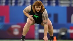 Селското момче от Айова не прилича на спортист и се тъпче с бургери. А скоро ще е милионна звезда