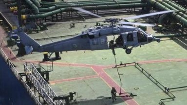 Военни на САЩ взеха на абордаж танкер с ирански петрол в Индийския океан (снимки/видео)