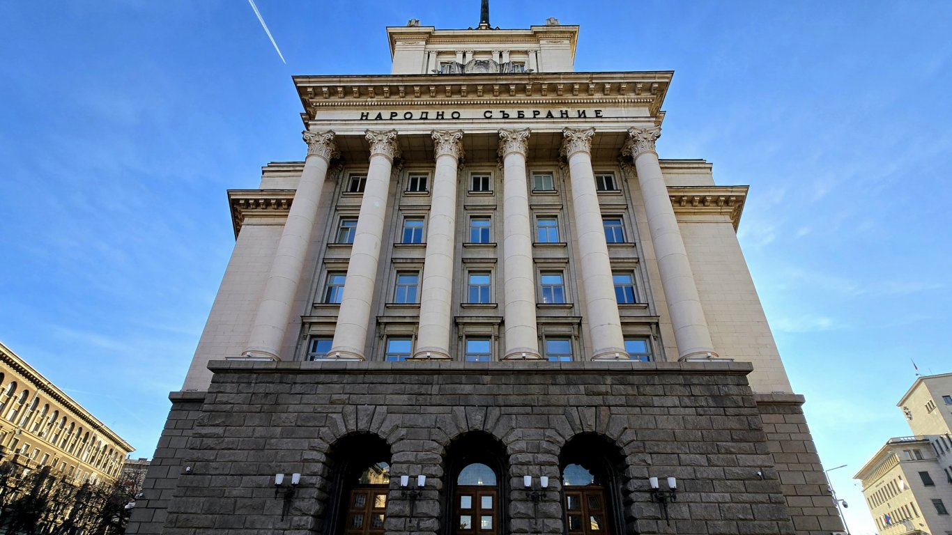 На 23 април 2026 година общо 19 избрани народни представители