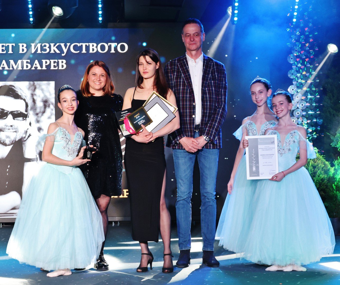 Лилияна Александрова - Победител в категория "Визуално изкуство" със специалните си награди