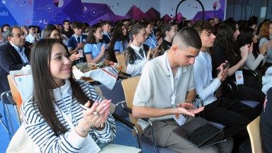 Ученици представят бизнес идеи за бъдещето на конференция в Бургас