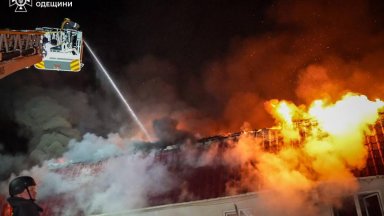 Руски дронове удариха товарен кораб край Одеса и жилищни сгради в града (снимки)