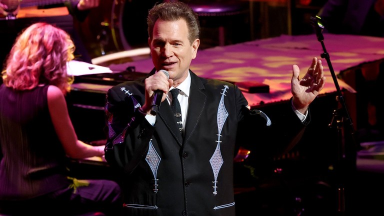 Дебютът на Chris Isaak у нас: от "Wicked Game" до личните му истории за любовта