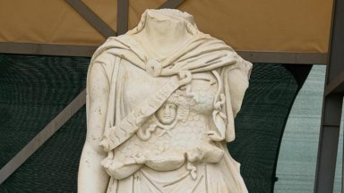 Археолози откриха близо двуметрова мраморна статуя на древногръцката богиня Атина в Западна Турция