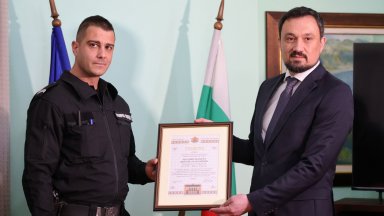 "Полицай на място": Отличиха спасителя на пътниците от украинския автобус (снимки)