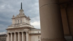 Депутатите с дублирани мандати избраха: Радев влиза от София, Борисов – от Пловдив