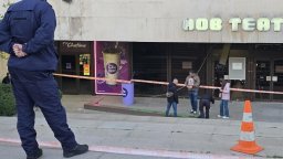 Дете е в кома след падане от тераса на НДК, парапетът се откъртил (снимки)