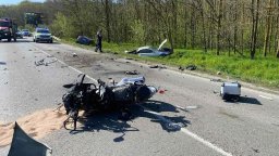 Моторист от Румъния загина, а 5-ма са ранени след тройна катастрофа край Цар Калоян (снимки)