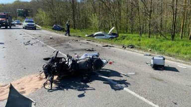 Тежка катастрофа с 2 коли и мотор затвори пътя Е-70 край Цар Калоян