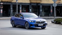 BMW 550e xDrive - върховна комбинация от два противоположни свята