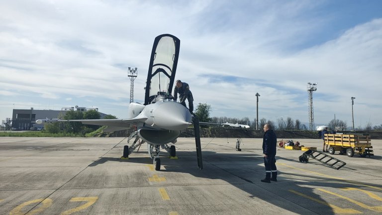 Без парад на Гергьовден, но с F-16 и МиГ-29 в над небето на София