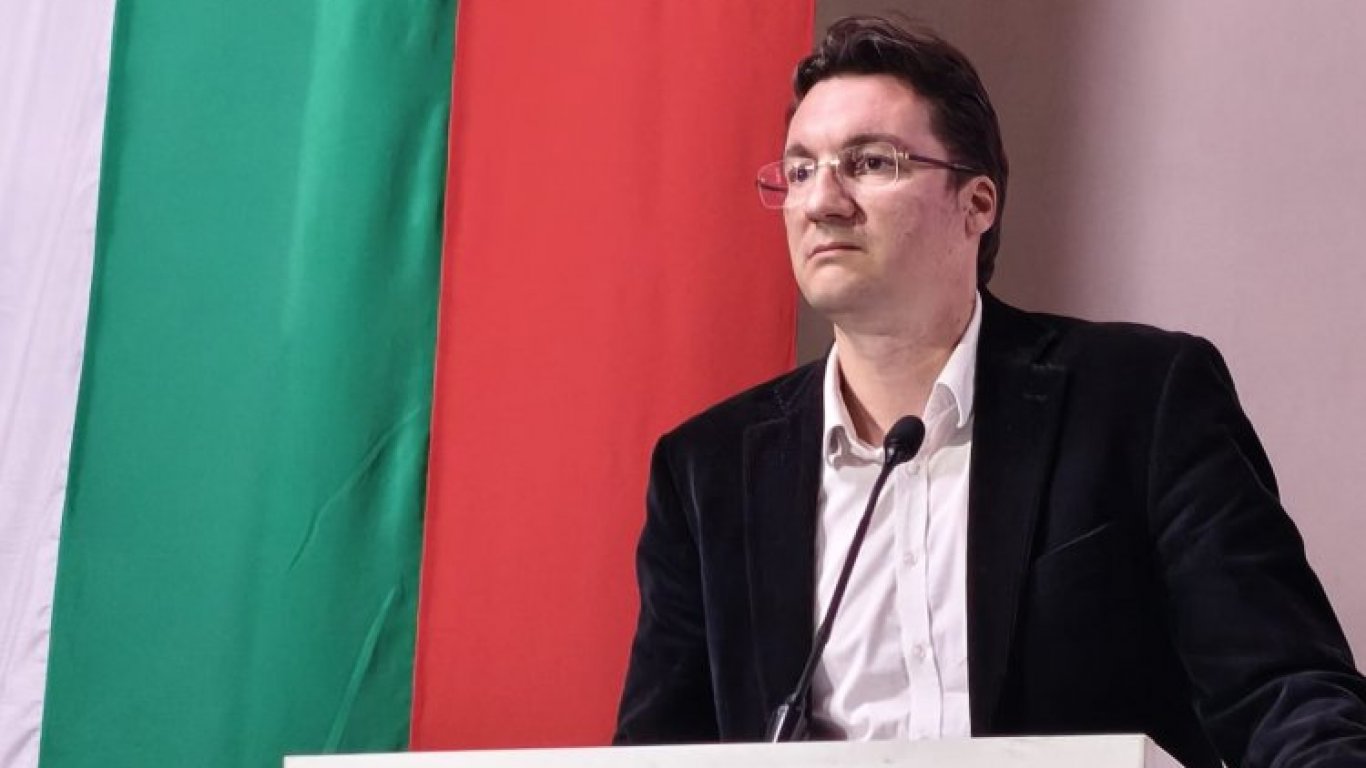 Крум Зарков запазва ръководния си пост в БСП след вот на доверие