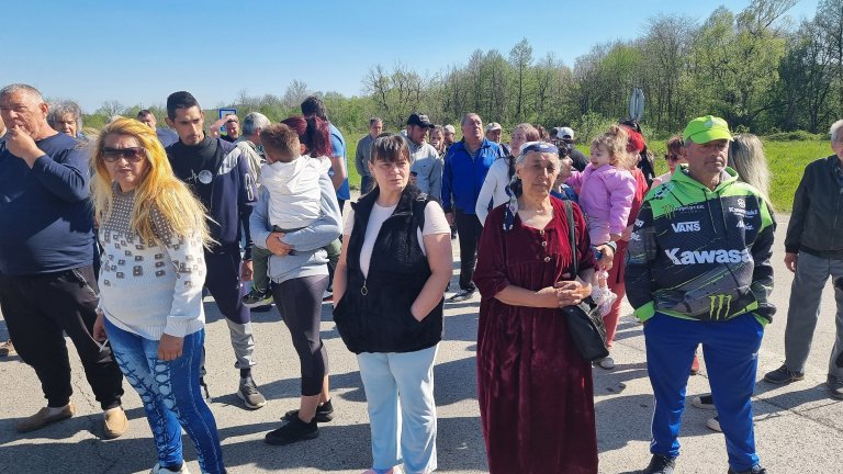 Протест блокира пътя София-Монтана след смъртоносна катастрофа (снимки)