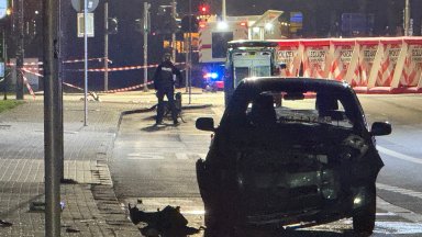 Кола с младежи падна от 8 метра в река Майн във Франкфурт