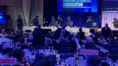 Евакуираха Доналд и Мелания Тръмп след стрелба на официална вечеря във Вашингтон (снимки)