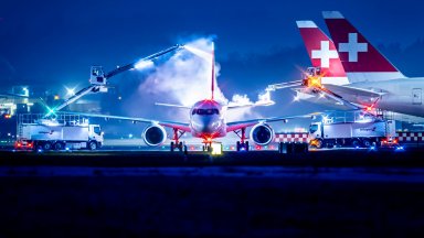 Шестима ранени след пожар в двигателя на излитащ самолет на Swiss Air от Делхи (видео)