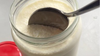 Откриха в мандра тонове кисело мляко и айрян с бъдещи дати на производство