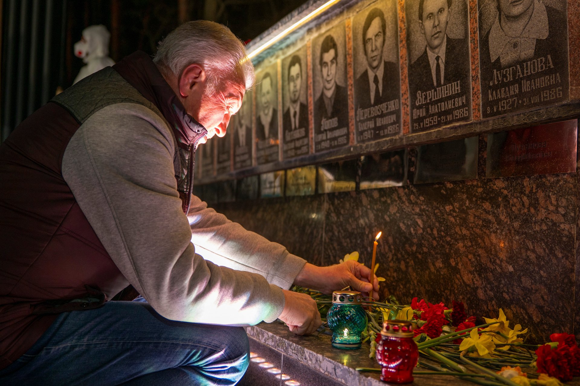 Свещи, подредени в символ на радиационна опасност на паметник, посветен на пожарникарите и работниците, загинали след ядрената катастрофа в Чернобил през 1986 г., преди 40-годишнината от нея в Славутич