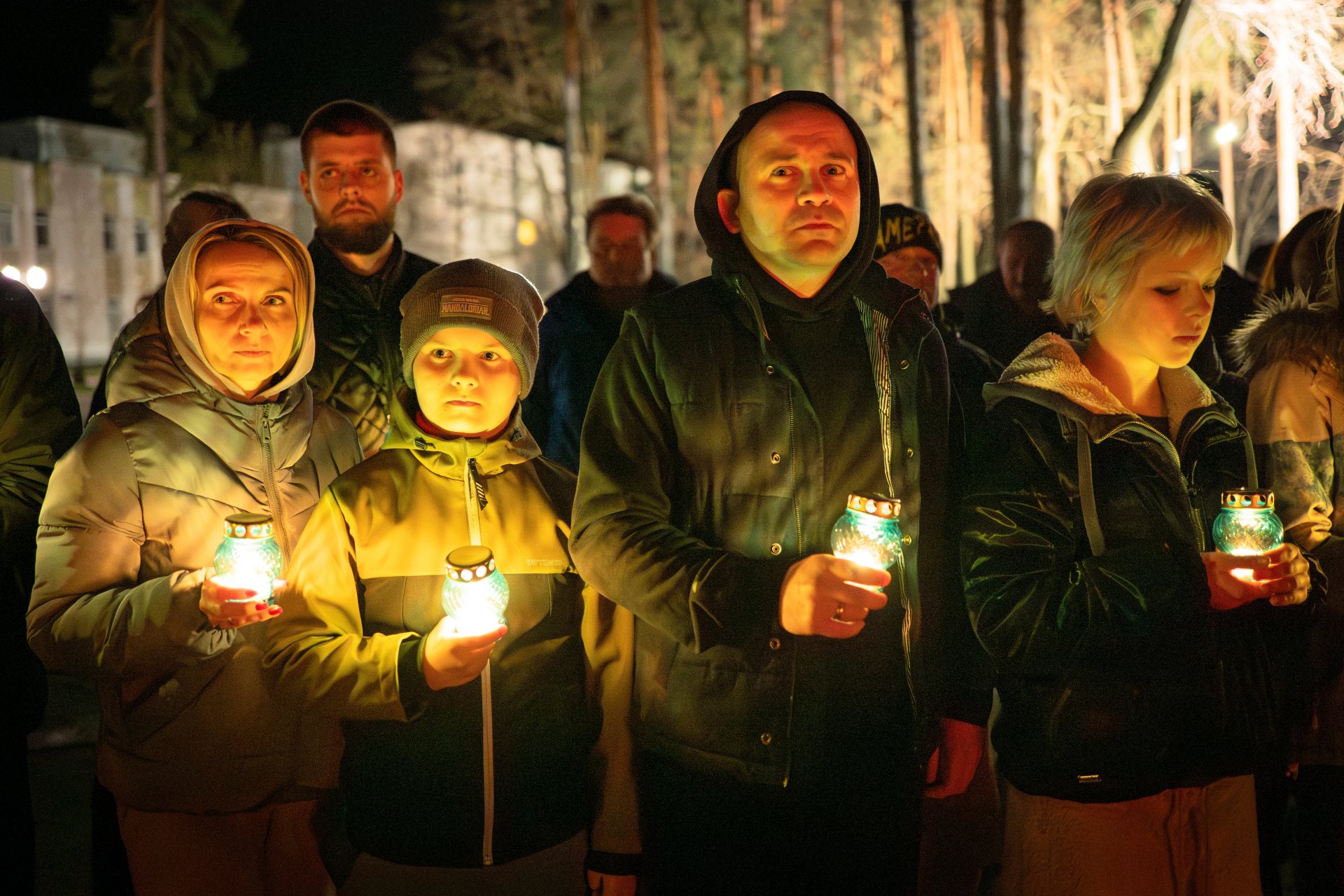 Свещи, подредени в символ на радиационна опасност на паметник, посветен на пожарникарите и работниците, загинали след ядрената катастрофа в Чернобил през 1986 г., преди 40-годишнината от нея в Славутич