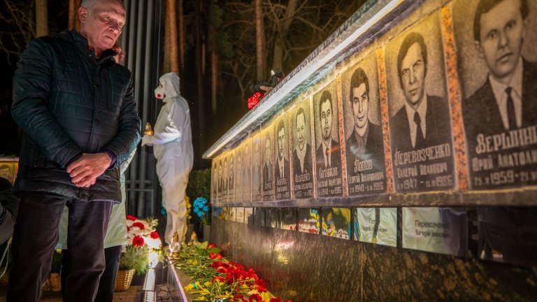 От "ядрен тероризъм“ до "съветски подвиг":  Киев и Москва за 40 г. от Чернобил (снимки)