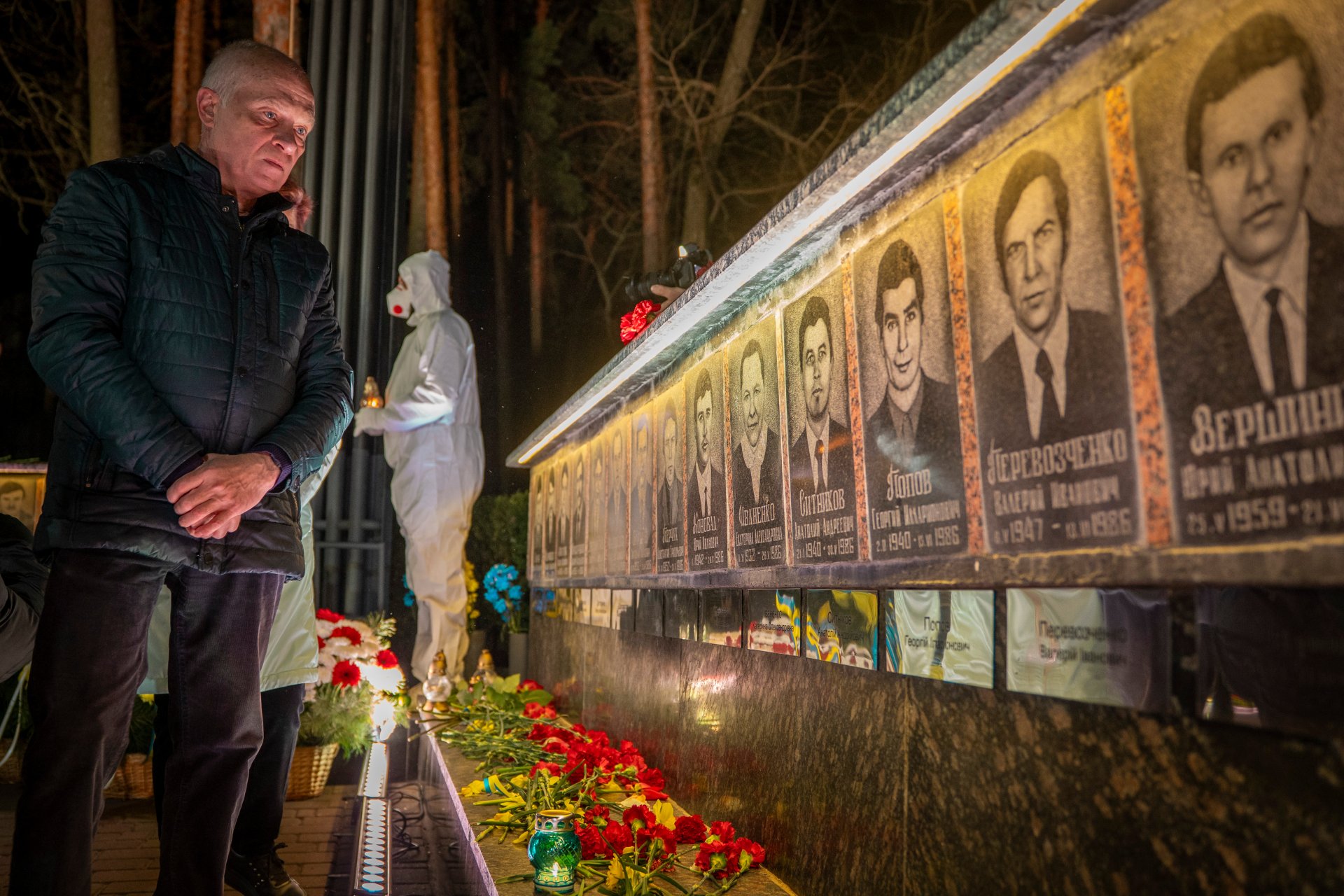 Свещи, подредени в символ на радиационна опасност на паметник, посветен на пожарникарите и работниците, загинали след ядрената катастрофа в Чернобил през 1986 г., преди 40-годишнината от нея в Славутич