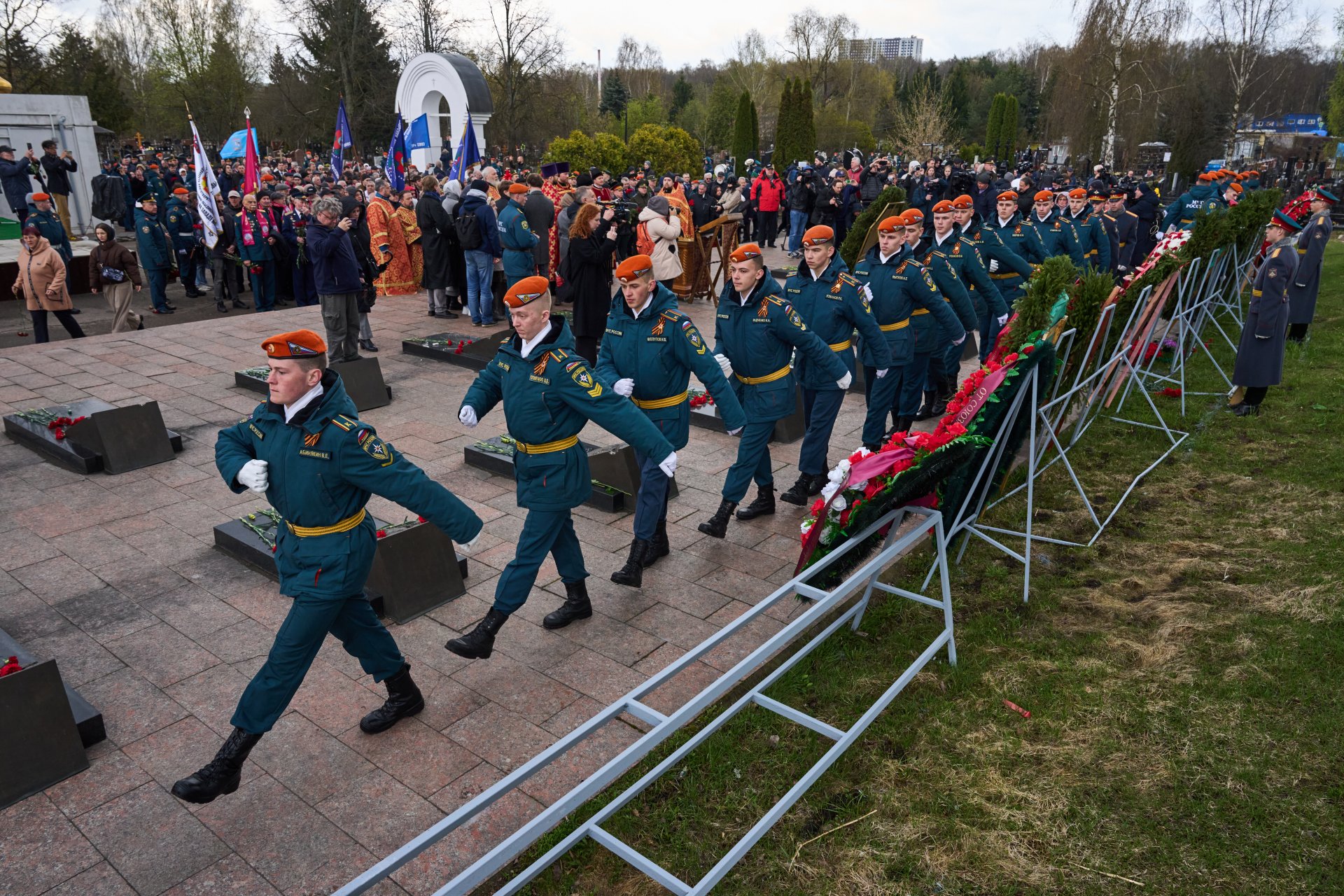 Руските войски на Министерството на извънредните ситуации маршируват на Митинското гробище, където са погребани няколко жертви на ядрената катастрофа в Чернобил